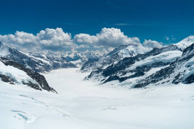 Bernese Alps, İsviçre için 4 bin metre doruklarına tarafından sınırlanmıştır Aletsch Buzulu muhteşem görünümü