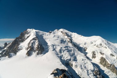 Mont Blanc Alpler en yüksek Dağı ve Avrupa'nın en yüksek binasıdır. Aiguille Verte ve karlı ridge dağcılar ile Panoraması. Güzel Avrupa Alpleri Panoraması güneşli gün.