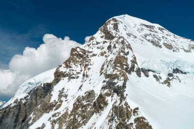 Muhteşem görünümü üst, Avrupa Sfenks Gözlemevi (3,454 metre), İsviçre üzerinden Bernese Alpleri'nde dört bin metre tepeler ve dağ Jungfrau