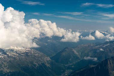 Aiguille du Midi - Mont Blanc Dağı, Haute-Savoie, Fransa dan Chamonix Vadisi'nin görünümü