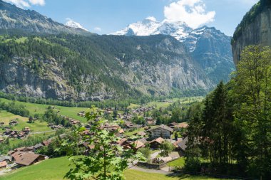 Güzel görünümünden Interlaken kasaba, Eiger, Jungfrau dağlar ve Lake Thun ve göl Brienz iki göl köprü görüntüleme platformu üzerinde daha sıkı Kulm, İsviçre.