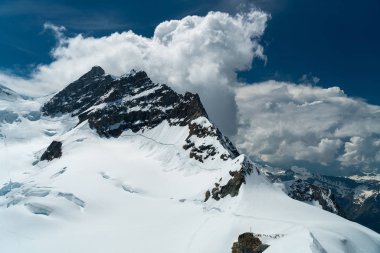 Muhteşem görünümü üst, Avrupa Sfenks Gözlemevi (3,454 metre), İsviçre üzerinden Bernese Alpleri'nde dört bin metre tepeler ve dağ Jungfrau
