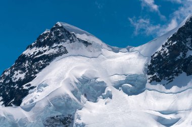 Bernese Alps, İsviçre için 4 bin metre doruklarına tarafından sınırlanmıştır Aletsch Buzulu muhteşem görünümü