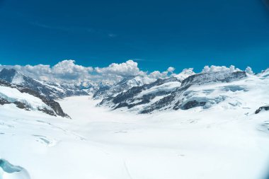 Muhteşem görünümü üst, Avrupa Sfenks Gözlemevi (3,454 metre), İsviçre üzerinden Bernese Alpleri'nde dört bin metre tepeler ve dağ Jungfrau