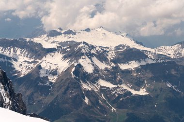 Muhteşem görünümü üst, Avrupa Sfenks Gözlemevi (3,454 metre), İsviçre üzerinden Bernese Alpleri'nde dört bin metre tepeler ve dağ Jungfrau