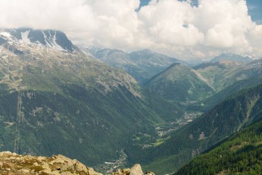 Aiguille du Midi - Mont Blanc Dağı, Haute-Savoie, Fransa dan Chamonix Vadisi'nin görünümü