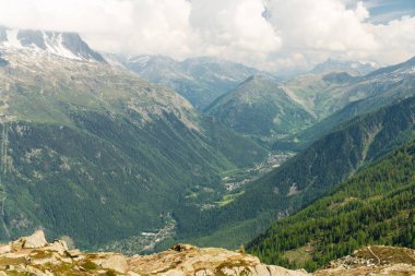 Mont Blanc Alpler en yüksek Dağı ve Avrupa'nın en yüksek binasıdır. Güneşli günde güzellikler Avrupa Alplerinin ortasından geçiyordu. Haute-Savoie, Fransa