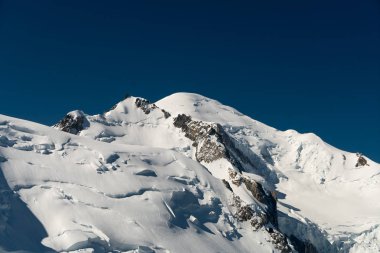 Mont Blanc Alpler en yüksek Dağı ve Avrupa'nın en yüksek binasıdır. Aiguille Verte ve karlı ridge dağcılar ile Panoraması. Güzel Avrupa Alpleri Panoraması güneşli gün.