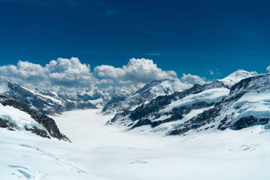 Bernese Alps, İsviçre için 4 bin metre doruklarına tarafından sınırlanmıştır Aletsch Buzulu muhteşem görünümü