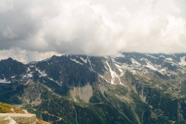 Muhteşem görünümü dört bin metre doruklarına Greendeltwald Valley, İsviçre Bernese Alpleri'nde ve dağ Jungfrau