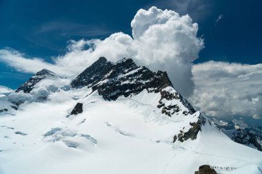 Muhteşem görünümü üst, Avrupa Sfenks Gözlemevi (3,454 metre), İsviçre üzerinden Bernese Alpleri'nde dört bin metre tepeler ve dağ Jungfrau
