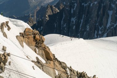 Mont Blanc Alpler en yüksek Dağı ve Avrupa'nın en yüksek binasıdır. Güneşli günde güzellikler Avrupa Alplerinin ortasından geçiyordu. Haute-Savoie, Fransa