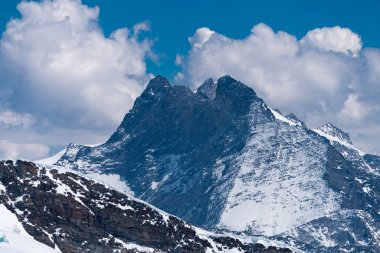 Muhteşem görünümü üst, Avrupa Sfenks Gözlemevi (3,454 metre), İsviçre üzerinden Bernese Alpleri'nde dört bin metre tepeler ve dağ Jungfrau