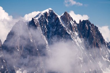 Mont Blanc Alpler en yüksek Dağı ve Avrupa'nın en yüksek binasıdır. Aiguille Verte ve karlı ridge dağcılar ile Panoraması. Güzel Avrupa Alpleri Panoraması güneşli gün.