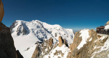 Mont Blanc Alpler en yüksek Dağı ve Avrupa'nın en yüksek binasıdır. Aiguille Verte ve karlı ridge dağcılar ile Panoraması. Güzel Avrupa Alpleri Panoraması güneşli gün.