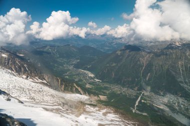 Aiguille du Midi - Mont Blanc Dağı, Haute-Savoie, Fransa stok görüntü üzerinden Chamonix Vadisi'nin panoramik görünüm