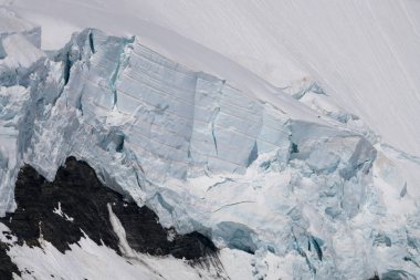 Bernese Alps, İsviçre için 4 bin metre doruklarına tarafından sınırlanmıştır Aletsch Buzulu muhteşem görünümü
