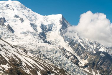 Arkadaki küçük Kayak Merkezi, yüksek bir haç ile Fransa Alplerin doruklarına hakim muhteşem Mont Blanc