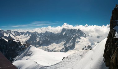 Mont Blanc Alpler en yüksek Dağı ve Avrupa'nın en yüksek binasıdır. Aiguille Verte ve karlı ridge dağcılar ile Panoraması. Güzel Avrupa Alpleri Panoraması güneşli gün.