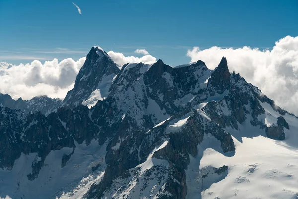 勃朗峰是阿尔卑斯山中最高的山脉 也是欧洲最高的山峰 美丽的全景欧洲阿尔卑斯在晴朗的天 — 图库照片