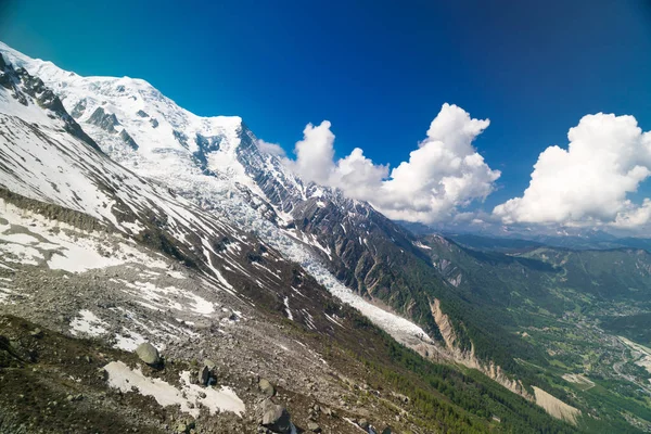 モンブランはアルプスで一番高い山とヨーロッパで最も高いです 晴れた日の美しいヨーロッパ アルプス フランス オート サヴォワ県 — ストック写真