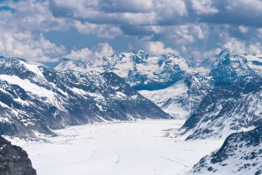 Muhteşem görünümü üst, Avrupa Sfenks Gözlemevi (3,454 metre), İsviçre üzerinden Bernese Alpleri'nde dört bin metre tepeler ve dağ Jungfrau