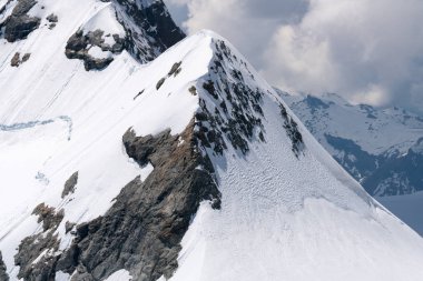Muhteşem görünümü üst, Avrupa Sfenks Gözlemevi (3,454 metre), İsviçre üzerinden Bernese Alpleri'nde dört bin metre tepeler ve dağ Jungfrau