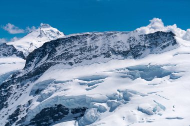 Muhteşem görünümü üst, Avrupa Sfenks Gözlemevi (3,454 metre), İsviçre üzerinden Bernese Alpleri'nde dört bin metre tepeler ve dağ Jungfrau