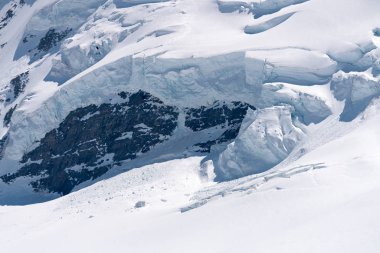 Bernese Alps, İsviçre için 4 bin metre doruklarına tarafından sınırlanmıştır Aletsch Buzulu muhteşem görünümü