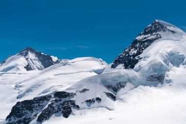 Bernese Alps, İsviçre için 4 bin metre doruklarına tarafından sınırlanmıştır Aletsch Buzulu muhteşem görünümü