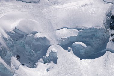 Bernese Alps, İsviçre için 4 bin metre doruklarına tarafından sınırlanmıştır Aletsch Buzulu muhteşem görünümü