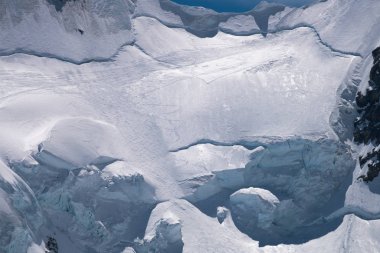 Bernese Alps, İsviçre için 4 bin metre doruklarına tarafından sınırlanmıştır Aletsch Buzulu muhteşem görünümü