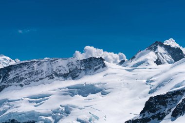 Muhteşem görünümü üst, Avrupa Sfenks Gözlemevi (3,454 metre), İsviçre üzerinden Bernese Alpleri'nde dört bin metre tepeler ve dağ Jungfrau