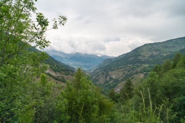 Muhteşem dağ manzaralarına ve hiking trail İsviçre Alpleri peyzaj yakınındaki Euseigne Köyü, Valais, İsviçre