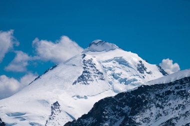 Muhteşem görünümü üst, Avrupa Sfenks Gözlemevi (3,454 metre), İsviçre üzerinden Bernese Alpleri'nde dört bin metre tepeler ve dağ Jungfrau