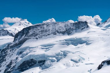 Muhteşem görünümü üst, Avrupa Sfenks Gözlemevi (3,454 metre), İsviçre üzerinden Bernese Alpleri'nde dört bin metre tepeler ve dağ Jungfrau