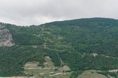 Muhteşem dağ manzaralarına ve hiking trail İsviçre Alpleri peyzaj yakınındaki Euseigne Köyü, Valais, İsviçre