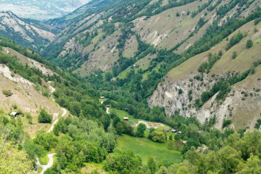 Muhteşem dağ manzaralarına ve hiking trail İsviçre Alpleri peyzaj yakınındaki Euseigne Köyü, Valais, İsviçre