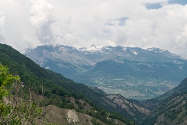 Muhteşem dağ manzaralarına ve hiking trail İsviçre Alpleri peyzaj yakınındaki Euseigne Köyü, Valais, İsviçre