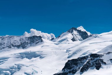 Muhteşem görünümü üst, Avrupa Sfenks Gözlemevi (3,454 metre), İsviçre üzerinden Bernese Alpleri'nde dört bin metre tepeler ve dağ Jungfrau
