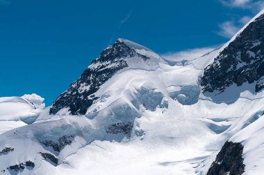 Muhteşem görünümü üst, Avrupa Sfenks Gözlemevi (3,454 metre), İsviçre üzerinden Bernese Alpleri'nde dört bin metre tepeler ve dağ Jungfrau