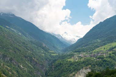 Muhteşem dağ manzaralarına ve hiking trail İsviçre Alpleri peyzaj yakınındaki Euseigne Köyü, Valais, İsviçre