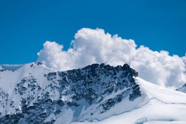 Muhteşem görünümü üst, Avrupa Sfenks Gözlemevi (3,454 metre), İsviçre üzerinden Bernese Alpleri'nde dört bin metre tepeler ve dağ Jungfrau