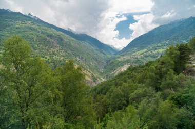 Muhteşem dağ manzaralarına ve hiking trail İsviçre Alpleri peyzaj yakınındaki Euseigne Köyü, Valais, İsviçre
