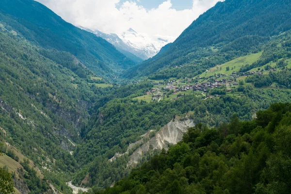 Muhteşem dağ manzaralarına ve hiking trail İsviçre Alpleri peyzaj yakınındaki Euseigne Köyü, Valais, İsviçre
