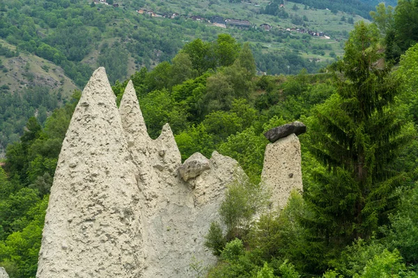 スイスのアルプス スイスのヴァレー州のピラミッド Euseigne の壮大な眺め — ストック写真