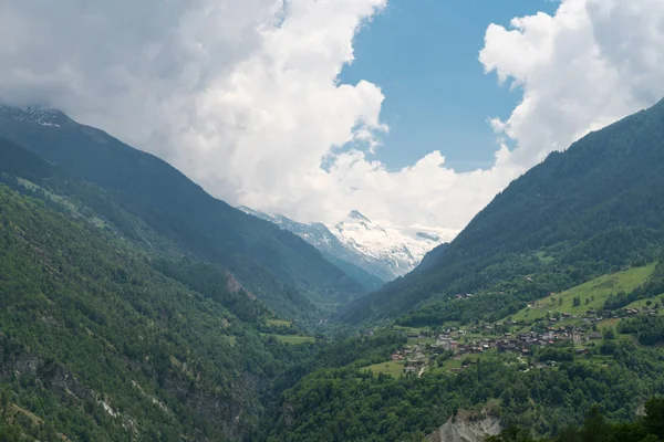 Muhteşem dağ manzaralarına ve hiking trail İsviçre Alpleri peyzaj yakınındaki Euseigne Köyü, Valais, İsviçre