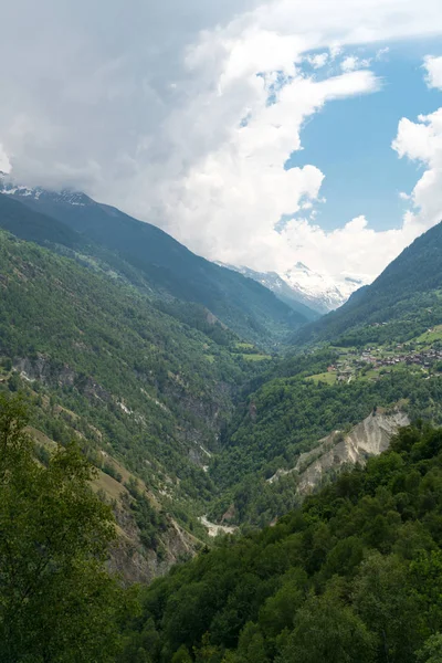 Muhteşem dağ manzaralarına ve hiking trail İsviçre Alpleri peyzaj yakınındaki Euseigne Köyü, Valais, İsviçre