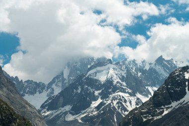 Mavi bulutlu gökyüzü arka plan inanılmaz dağ manzaralı