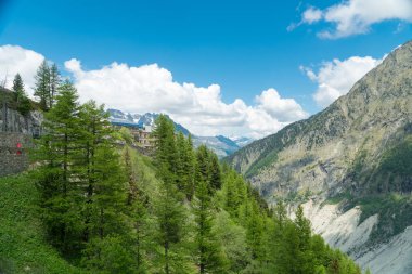 Mavi bulutlu gökyüzü arka plan inanılmaz dağ manzaralı